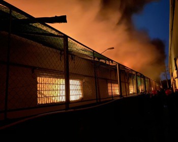 Đến 23h30 phút ngày 26/8, đám cháy lớn tại kho xưởng rộng hơn 3.000 m2 nằm bên trong KCN Tân Tạo -TP